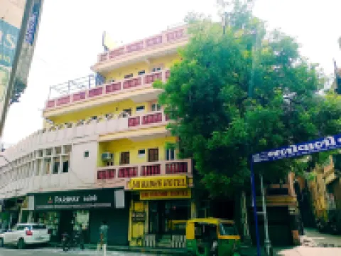 Jai Radhe Hotel โรงแรมใกล้มัสยิดสิฑีพาเศียร