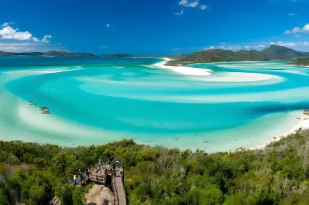 at Whitsunday Vista Holiday Apartments Отели в г. Фламетри