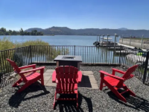 Clear Lake Cottages & Marina Hotels in Clearlake