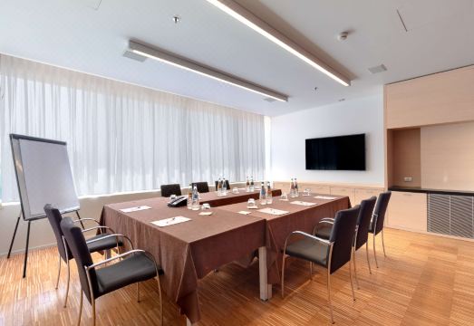 1. 힐튼 가든 인 ..