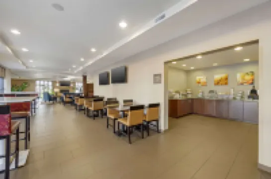 คอมฟอร์ต อินน์แอนด์สวีทส์