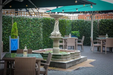 Best Western Lichfield City Centre the George Hotel Отели рядом с достопримечательностью «Нешнел Мемориал Арборетум»