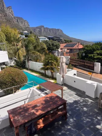 Cozy Camps Bay House with mountain and sea view