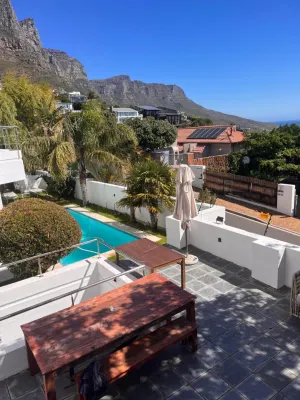 Cozy Camps Bay House with mountain and sea view
