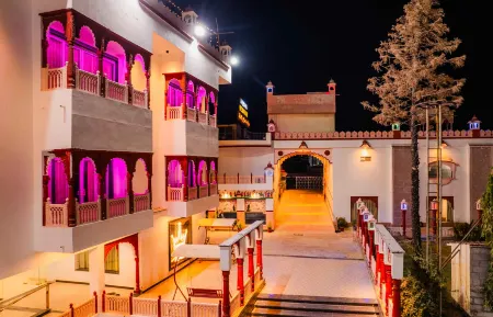 Hotel Royal Paradise Отели рядом с достопримечательностью «Кваджа Гариб Навас Дарга Шариф»