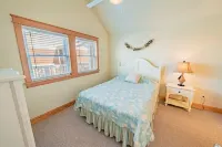 Sound front condo, pool, water access, & sunsets 서프사이드 플라자 주변 호텔