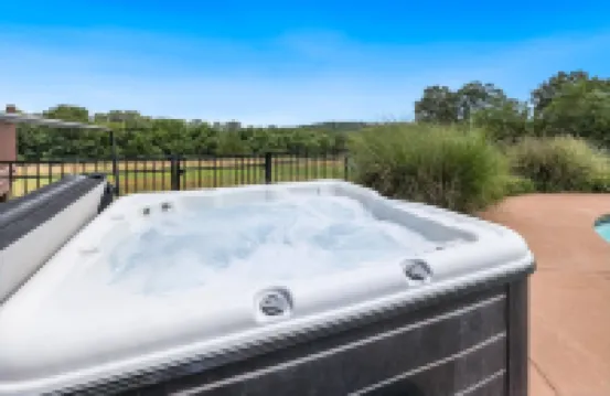 Hardwood Chalet-Pool, Hot tub, fireplace