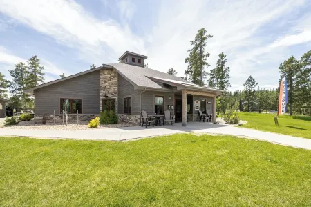 Luxury property with 5 King Suites Air Conditioning, Pool Access, Hot Tub & Wifi