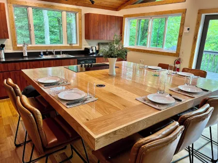 Cabin with Mountain Views / Large Deck / Fireplace / Near Hiking, Biking, Winery