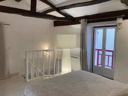 Typical fisherman's house near Port and Beach Отели рядом с достопримечательностью «Quartier de l'Ile de Penotte»