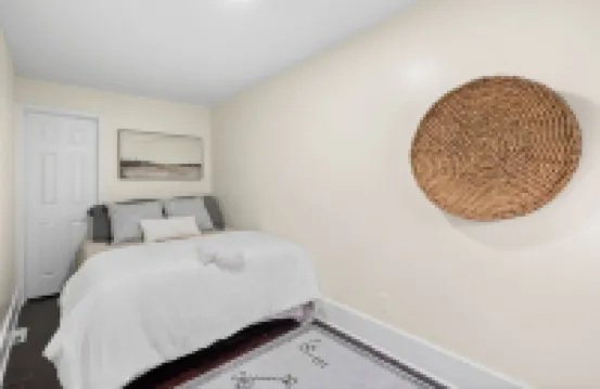 Charming 1-bedroom house with WiFi, AC in peaceful Cleveland 3215