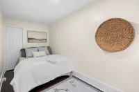 Charming 1-bedroom house with WiFi, AC in peaceful Cleveland 3215