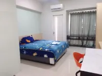 The Square Surabaya - Apartemen Service - King Bed Suite for 2 - Netflix & WiFi - Near Kampus Petra Hotels in Siwalankerto