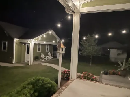 Walking distance to Downtown Beaufort, NC. Short drive to several beaches.