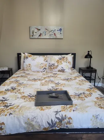 Waterfront industrial-farmhouse with wine fridge, hot tub, firepit, sleeps 8