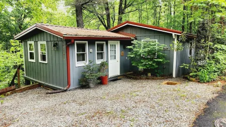 PRICE DROP, COME BACK: Cozy Mountain Retreat in Linville Land Harbor Отели рядом с достопримечательностью «Christmas Tree Hill Garden Center»