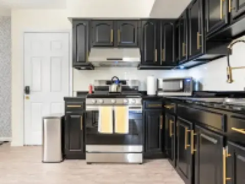 2BR for Crews & Families Near Jersey Gardens Mall エリザベスのホテル