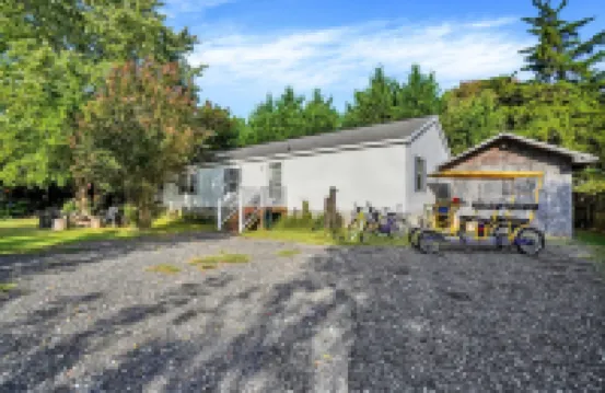 Captain's Cottage- Walking distance to beach, 10 Mins to DE Turf