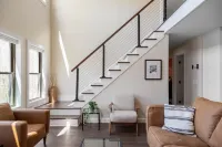 Modern Mountain Escape - minutes to town & mountains