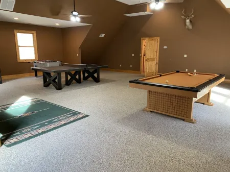 Luxury Creekside Lodge with Hot Tub & Game Room, Great for Large Groups!