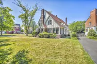 Spacious Tudor Retreat for Families & Friends, 9BR, Sleeps 24