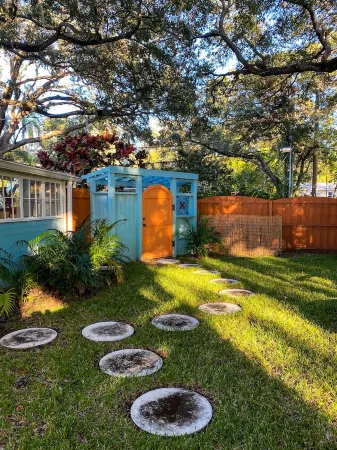 Cozy Bungalow Minutes From The Beach!