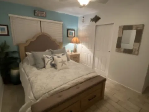 Beautiful island home, large entrance to beach! Sun deck, ocean view, hot tub Hotels in Butler Beach