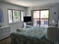 90 Second Walk to Beach, 2 Hours Free Pickleball/Tennis Daily, Secure WIFI Hotels in 