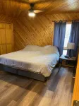 New Minglewood is our Cozy 3-bedroom cabin with WiFi, AC in lovely Irving