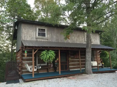 Cabin at Woods Creek Lake in East Bernstadt, Ky Beautiful Wooded Views Hôtels à proximité de : Forêt nationale Daniel Boone