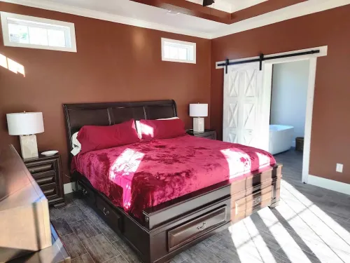 Country acre of quiet, calm, safe retreat. Near Devils Den Prehistoric Spring