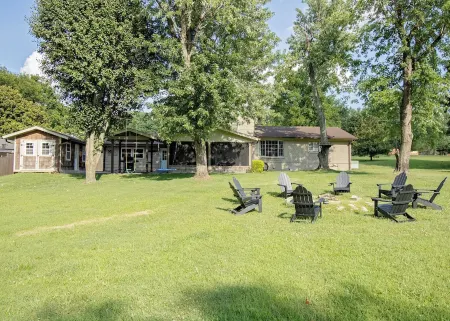Charming 4-bedroom Beautiful Lakefront w/ Kayaks - Old Hickory Haven