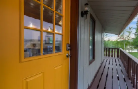 Cabin By The Lake centrally located, full kitchen, washer & dryer