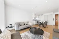 LUXURY TWO BED APARTMENT IN STRATFORD VILLAGE, NEAR WESTFIELD , STRATFORD INTL Hôtels à : Stratford