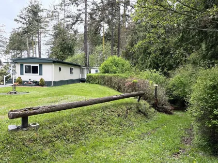 Private Beach Access on private trail offers Seclusion, comfort and intimacy. Отели рядом с достопримечательностью «Нью Дангенесс Лайтхаус»