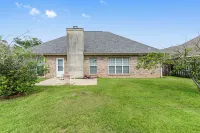 Southern Comfort - fenced-in backyard near downtown Ocean Springs & beaches!