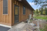 Secluded cabin with your own pond. Waterfront steps away. 30min to ski big mtn