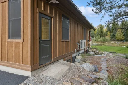 Secluded cabin with your own pond. Waterfront steps away. 30min to ski big mtn