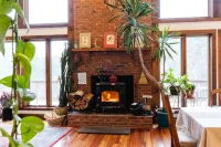 Sunny Chalet Nestled in the Woods of Ashfield