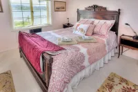 Stunning Beach Suite, great mountain & water views, near downtown Winslow, Cozy.