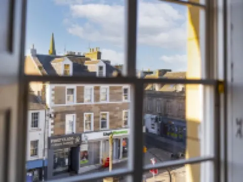Newly renovated 3-bedroom townhouse in Cupar town centre Hoteles en Cupar