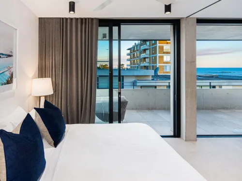 The Arden 7 Coogee. New Large Quiet Ocean View Balcony Apartment, Next to Beach