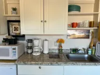 Clean, cozy studio nestled in the Grand -Staircase, near the Parks