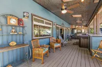 Hot tub, Mnt. Views, A/C, Downtown -  Eco Chalet!