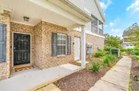 Mid term rental for travel professionals or snowbirds. Pet-friendly!