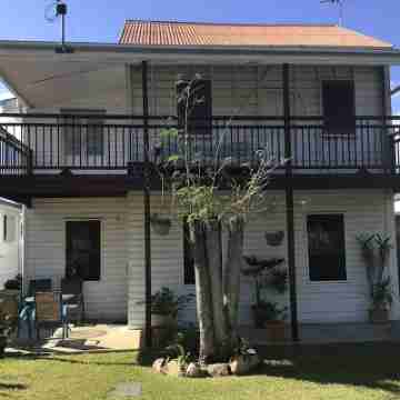 4 bedroom home. Close to restaurants,fast food, shopping and hospital Hotel Exterior