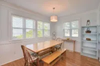 Oak Island 2nd Row Large Beach Home with Private Gated Pool! 5 Bedrooms, 3 decks - 2성급