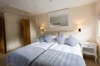 Secluded,  warm & cosy cottage - rural but  10 mins easy walk of shop/pubs. Hotels near Specsavers Opticians and Audiologists - Andover