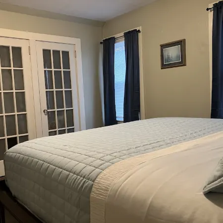 2-Bedroom Apt Sleeps 7! - 1/4 mile to Beach!