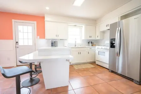 The “LBK Peach" 4/3 home near TTU & med dist. Отели рядом с достопримечательностью «Thunderzone Family Fun»